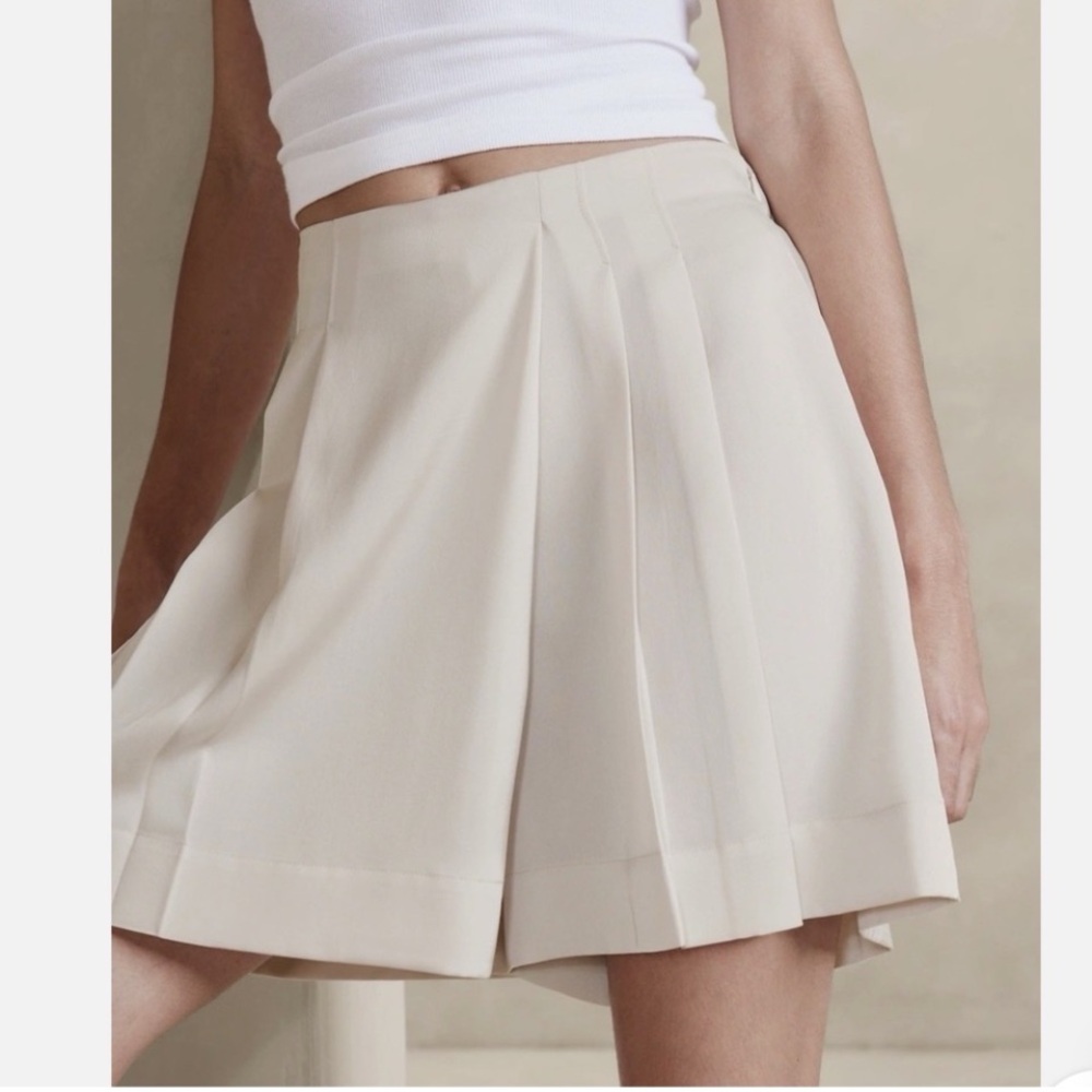✨ Banana Republic Cream Pleated Skort — Size L • Chic & Versatile! ✨